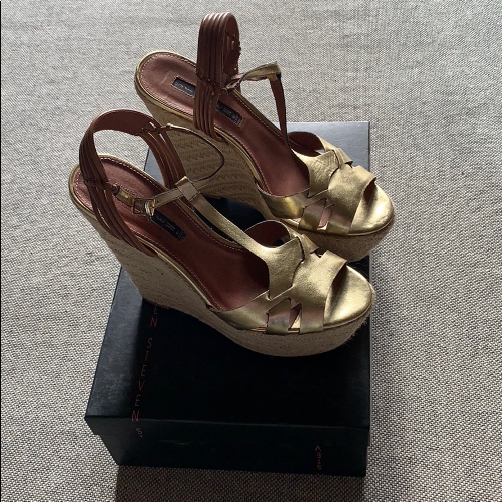 Steve Madden 8.5 Wikka Gold Metal Wedge